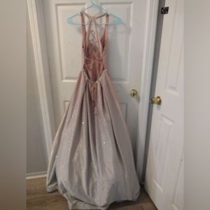 Only worn once got so many compliments. Perfect for prom or gala.I’m negotiable